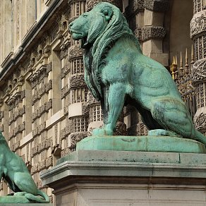 Paris_-_Palais_du_Louvre-_Porte_des_Lions_(31319137901)
