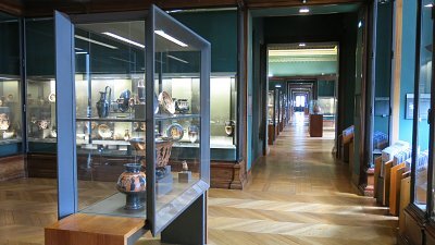 The Galerie Campana gathers the rooms 651 to 659 of the greek antiquities