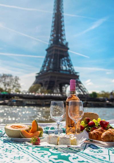 picnic-wine-near-eiffel-tower-selective-focus