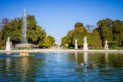 tuileries-garden-pond-obelisk-triumphal-arch-paris-france