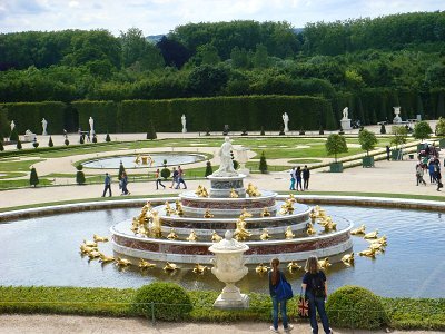 beautiful-view-park-fontain-versailles-summer-day-paris-france