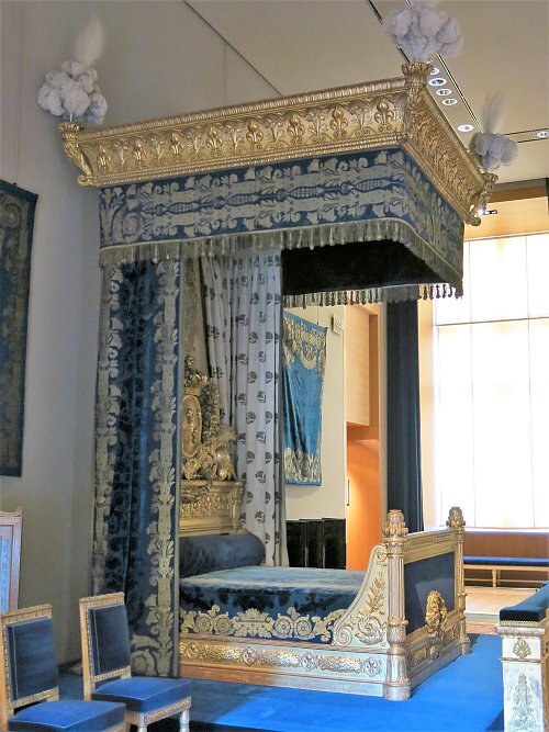 Chambre_de_Louis_XVIII-Charles_X_-_Lit_à_impériale_(Louvre,_OA_10278)