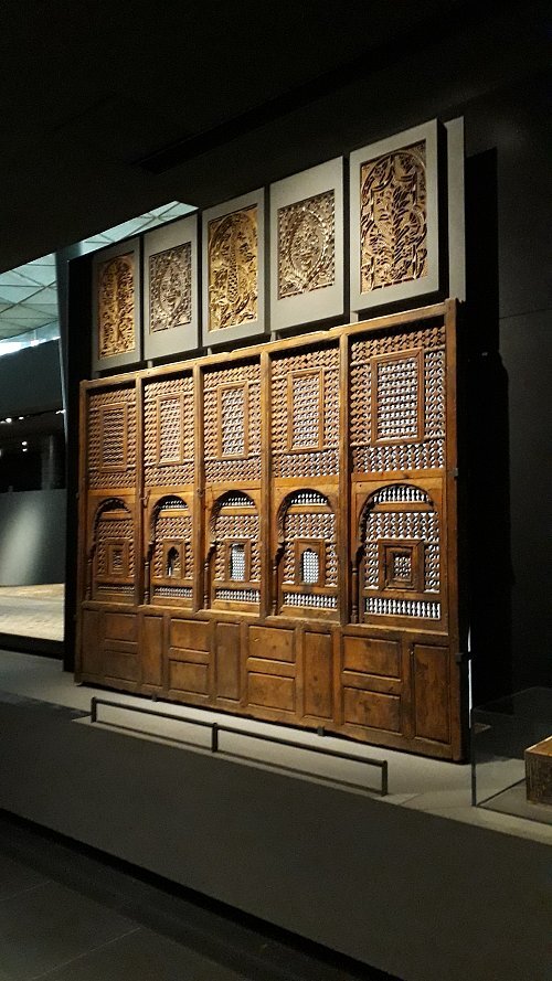 Islamic_art_in_the_Louvre,_showcase_99_(2019_12)
