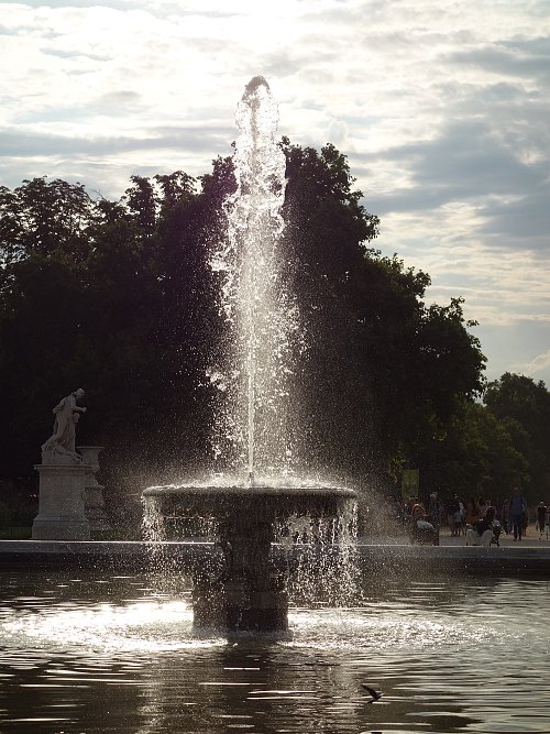 Fountain_in_the_Tuileries_Garden_2