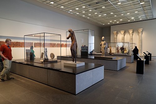 Louvre_abu_dhabi,_interno,_prima_sala_del_medioevo