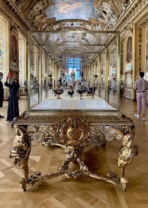 Display_case_in_the_Galerie_d'Apollon_(01)