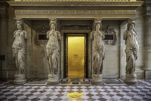 Salle_des_Cariatides_in_Paris-Louvre