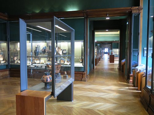 The Galerie Campana gathers the rooms 651 to 659 of the greek antiquities