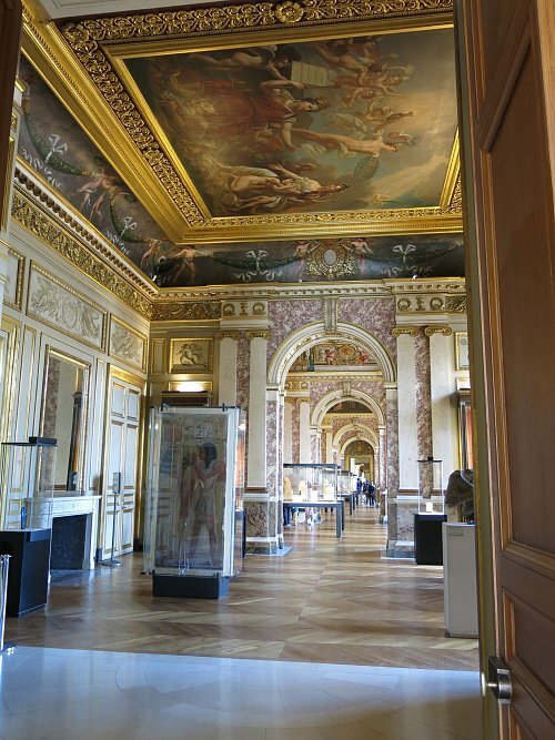 Egyptian_antiquities_in_the_Louvre_-_Room_27_and_others